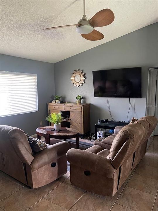 For Sale: $320,000 (3 beds, 2 baths, 1374 Square Feet)