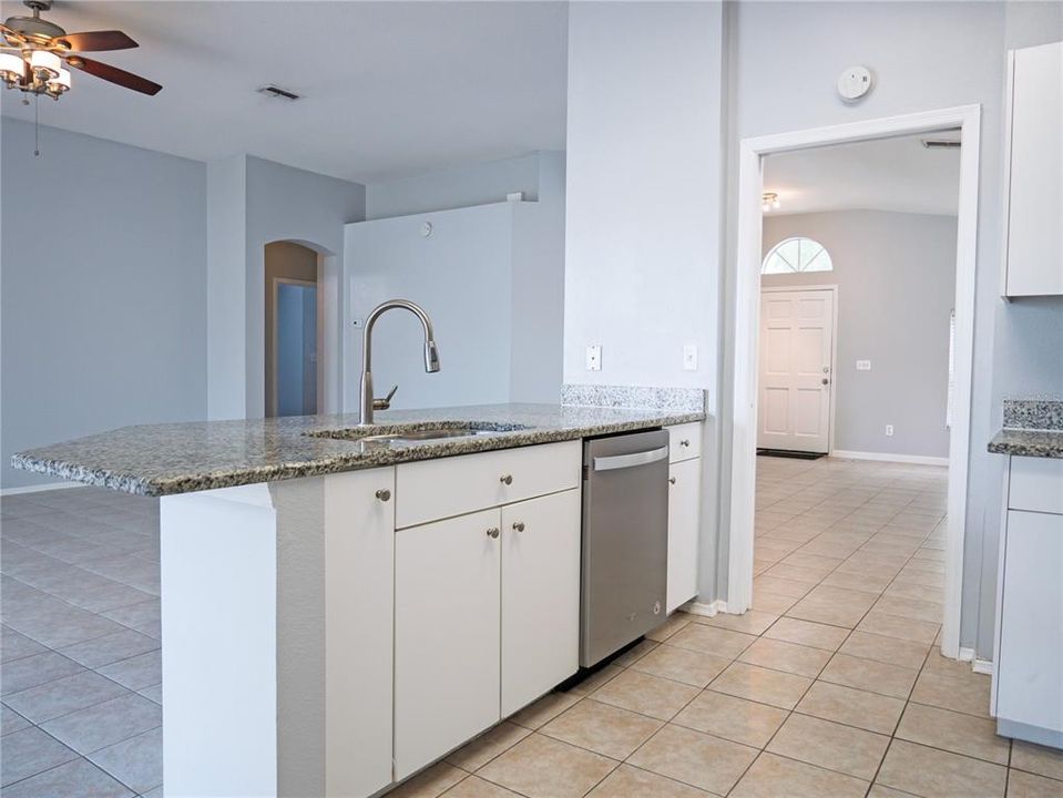 Activo con contrato: $484,900 (4 camas, 2 baños, 1962 Pies cuadrados)