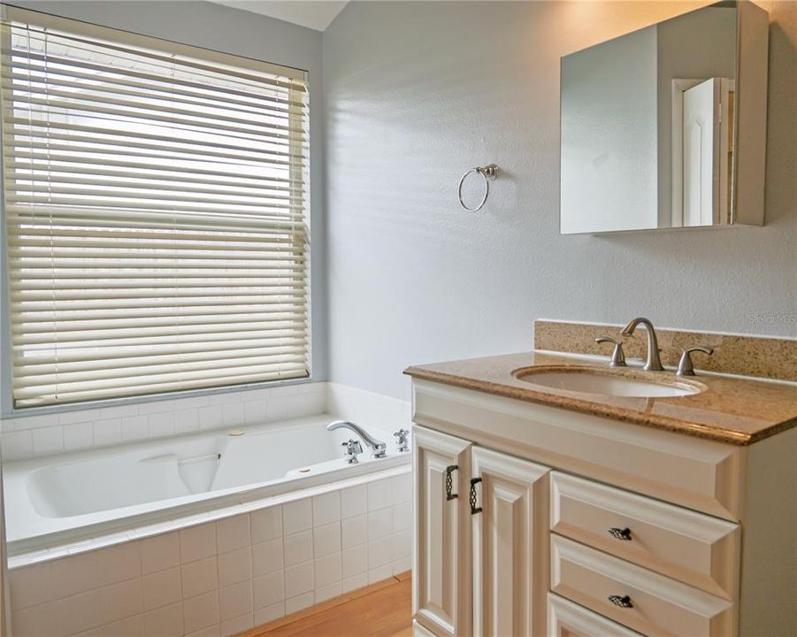 Activo con contrato: $484,900 (4 camas, 2 baños, 1962 Pies cuadrados)