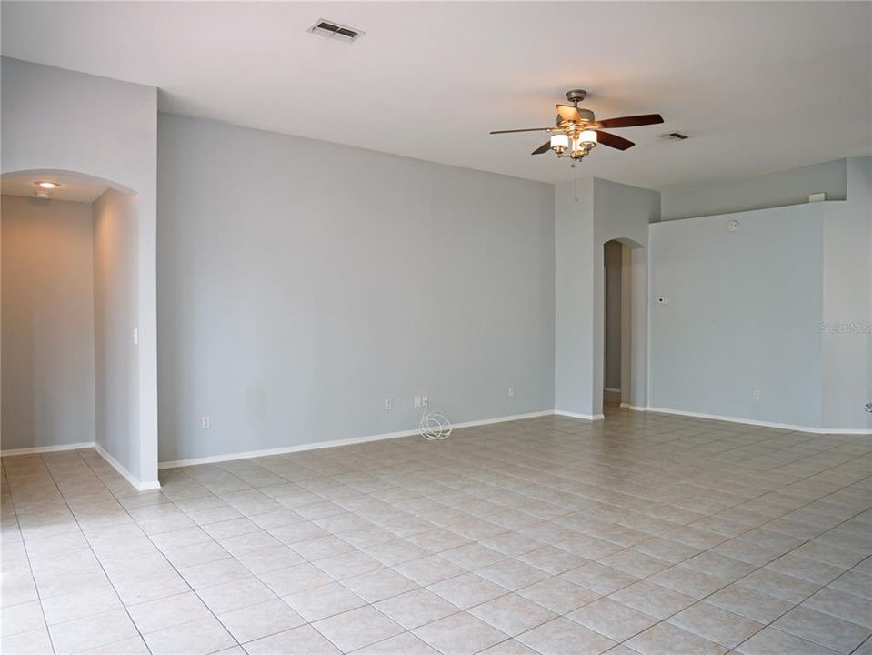 Activo con contrato: $484,900 (4 camas, 2 baños, 1962 Pies cuadrados)