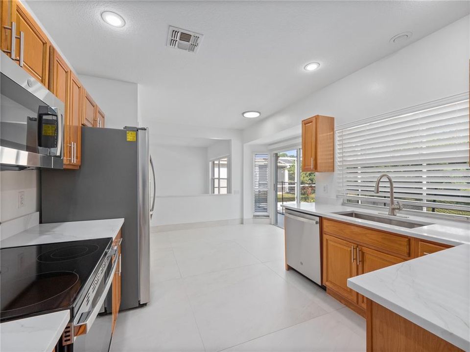 出租: $3,570 (4 贝兹, 2 浴室, 2238 平方英尺)