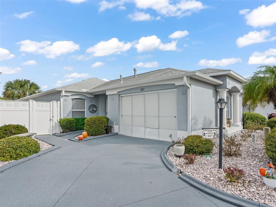 Recently Sold: $320,000 (2 beds, 2 baths, 1336 Square Feet)