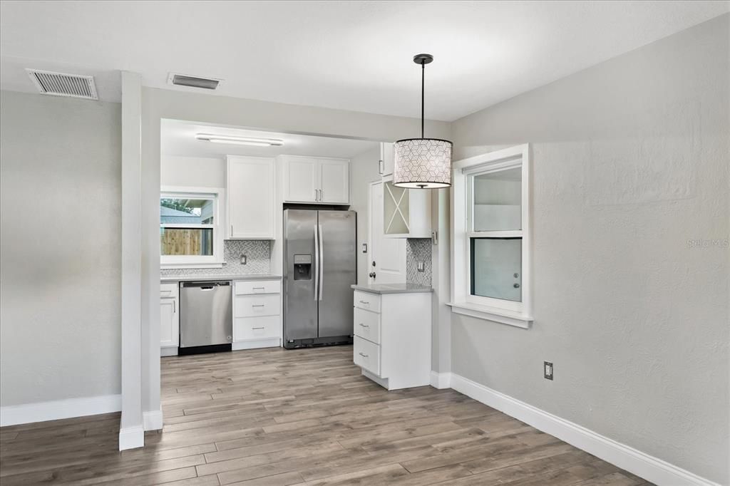 For Sale: $315,000 (2 beds, 1 baths, 910 Square Feet)