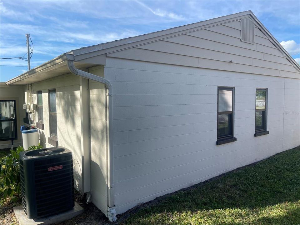 For Sale: $315,000 (2 beds, 1 baths, 910 Square Feet)