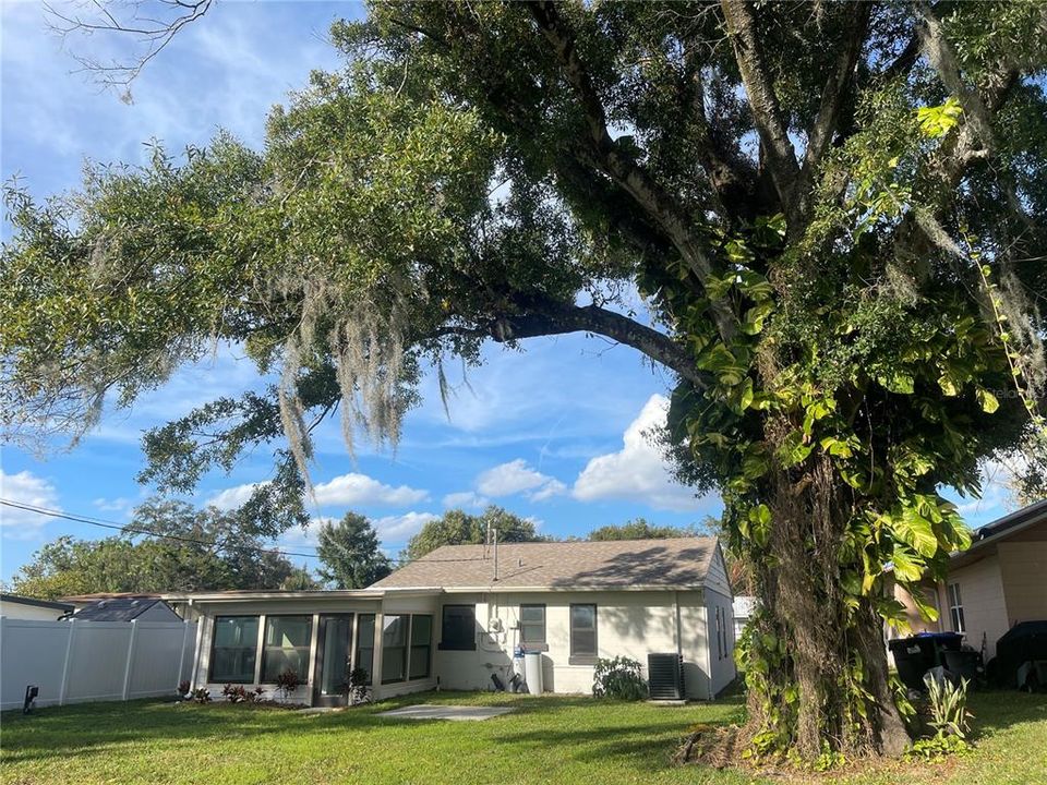 For Sale: $315,000 (2 beds, 1 baths, 910 Square Feet)