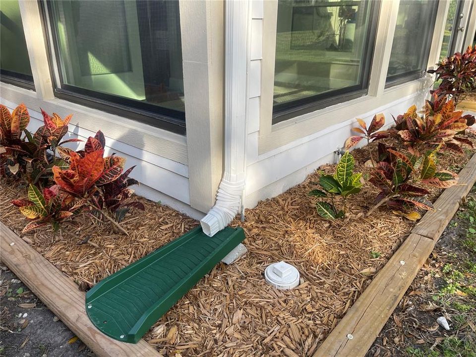 For Sale: $315,000 (2 beds, 1 baths, 910 Square Feet)