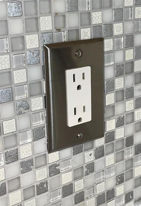 For Sale: $315,000 (2 beds, 1 baths, 910 Square Feet)