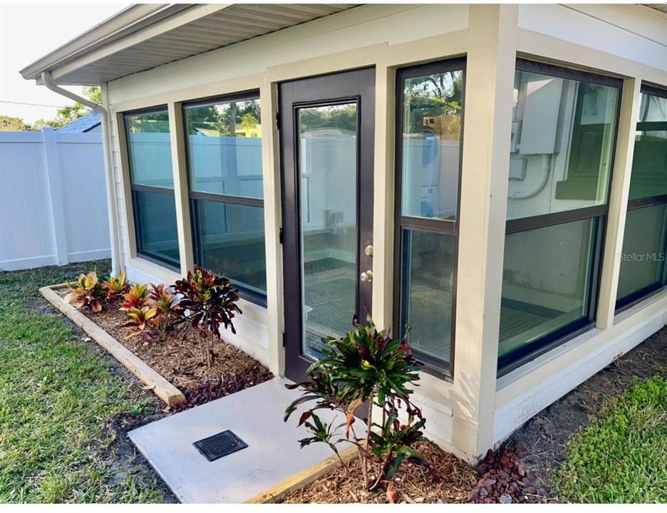 For Sale: $315,000 (2 beds, 1 baths, 910 Square Feet)