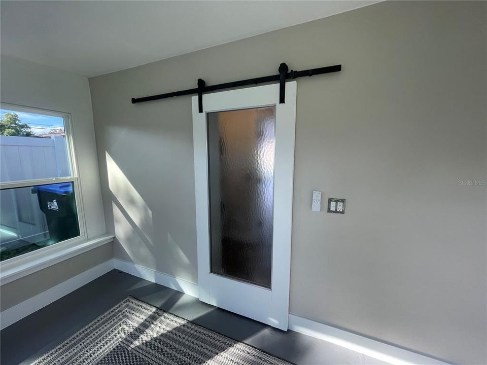 For Sale: $315,000 (2 beds, 1 baths, 910 Square Feet)