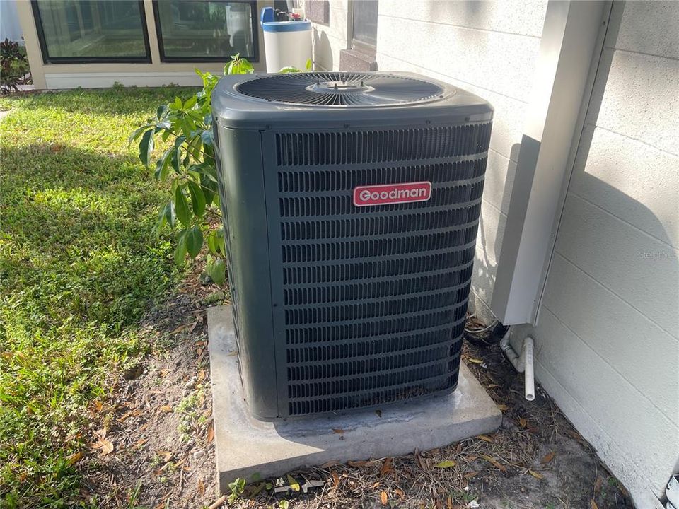 For Sale: $315,000 (2 beds, 1 baths, 910 Square Feet)