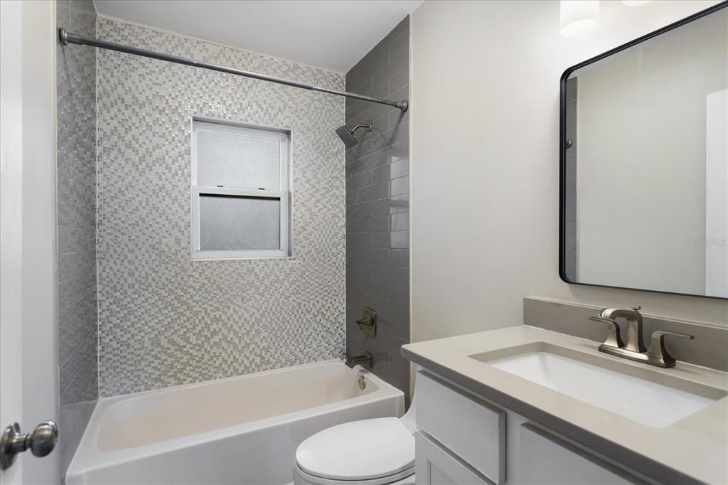 For Sale: $315,000 (2 beds, 1 baths, 910 Square Feet)