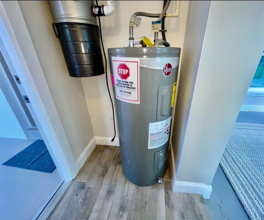 For Sale: $315,000 (2 beds, 1 baths, 910 Square Feet)