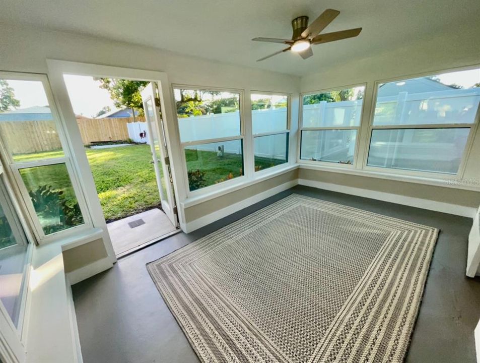 For Sale: $315,000 (2 beds, 1 baths, 910 Square Feet)