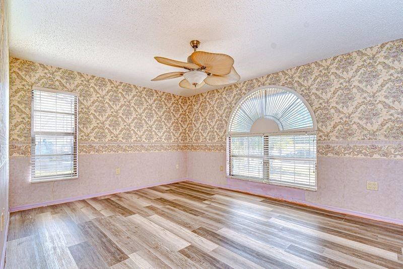 Active With Contract: $299,900 (3 beds, 2 baths, 1541 Square Feet)