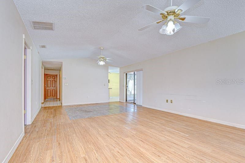 Active With Contract: $299,900 (3 beds, 2 baths, 1541 Square Feet)