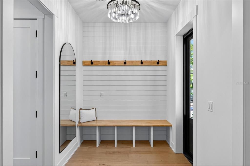 合同活跃: $1,895,000 (4 贝兹, 3 浴室, 3059 平方英尺)