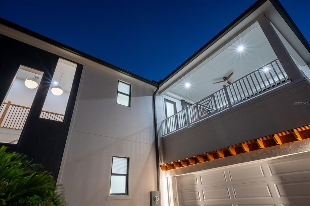 合同活跃: $1,895,000 (4 贝兹, 3 浴室, 3059 平方英尺)