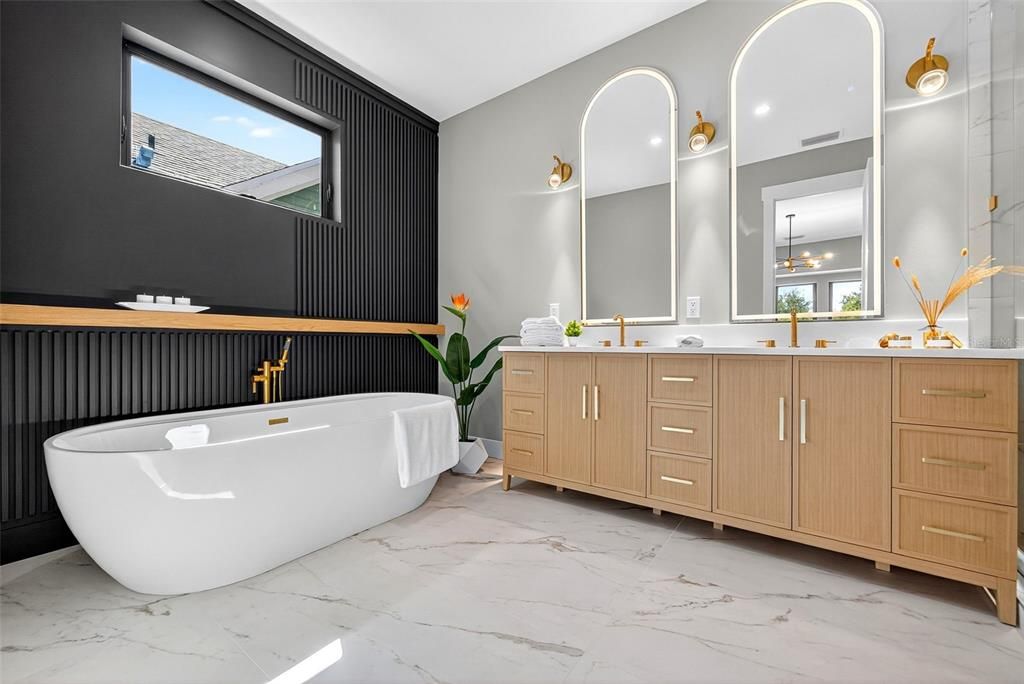 合同活跃: $1,895,000 (4 贝兹, 3 浴室, 3059 平方英尺)