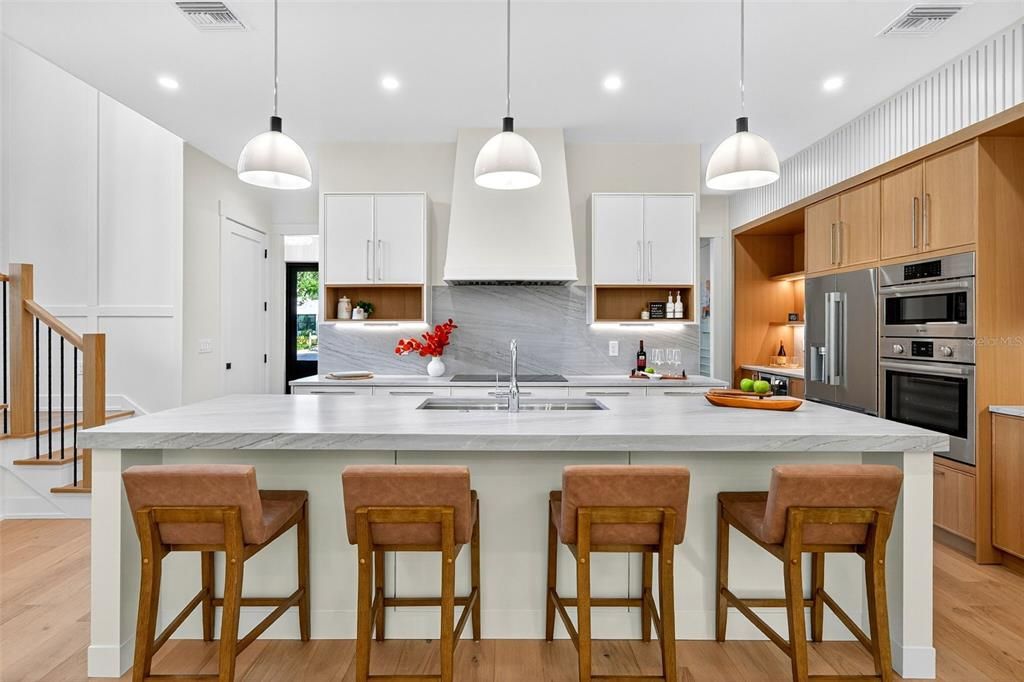 合同活跃: $1,895,000 (4 贝兹, 3 浴室, 3059 平方英尺)