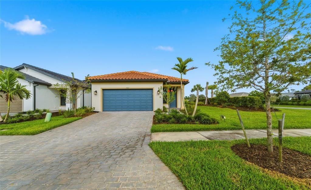 Active With Contract: $299,900 (2 beds, 2 baths, 1654 Square Feet)