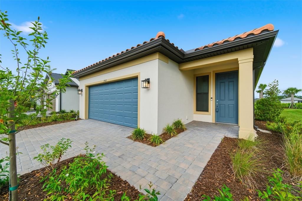 Active With Contract: $299,900 (2 beds, 2 baths, 1654 Square Feet)