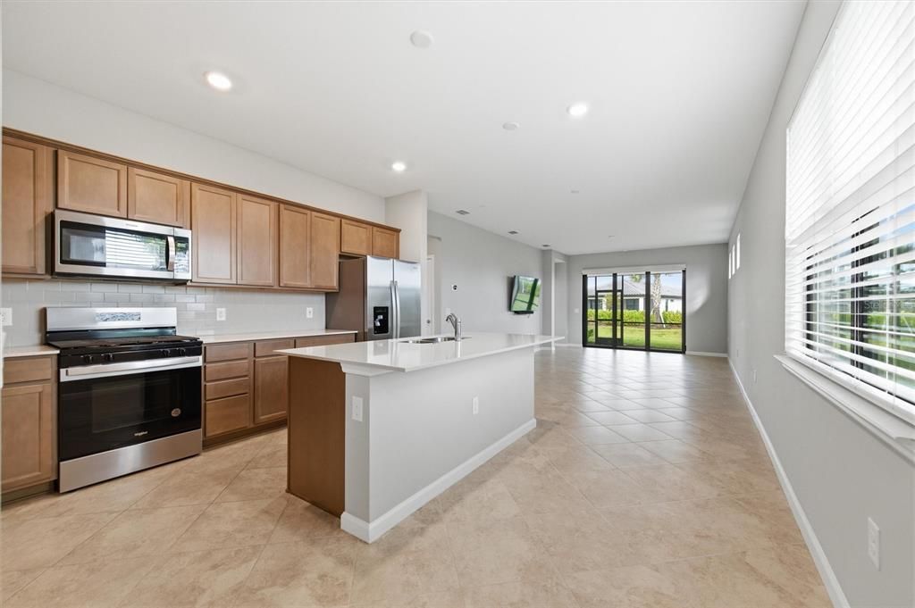 Active With Contract: $299,900 (2 beds, 2 baths, 1654 Square Feet)