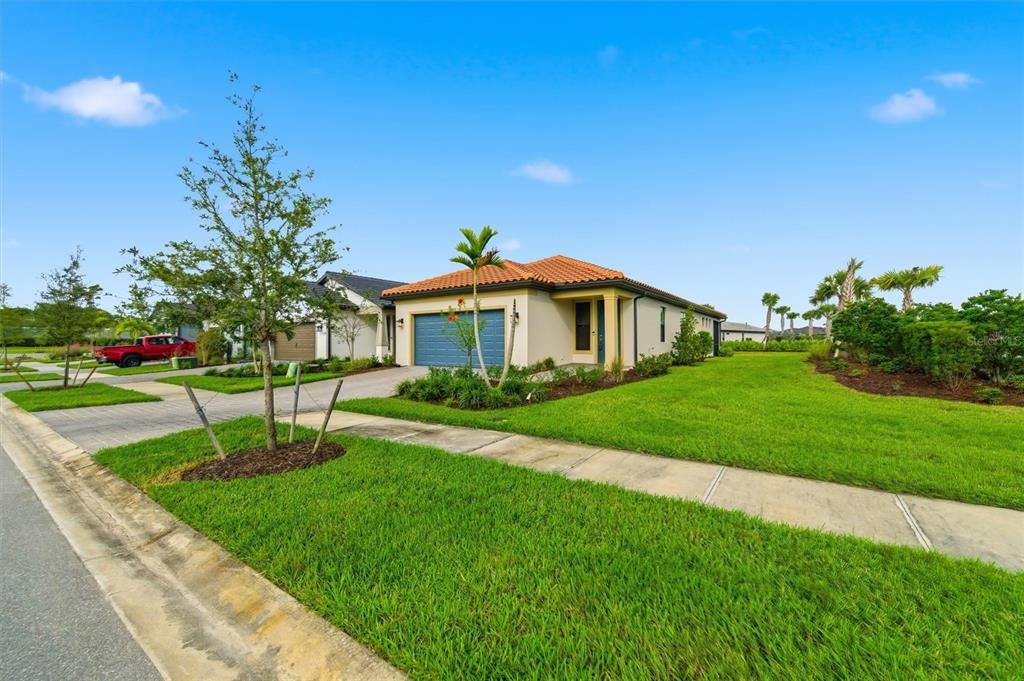 Active With Contract: $299,900 (2 beds, 2 baths, 1654 Square Feet)