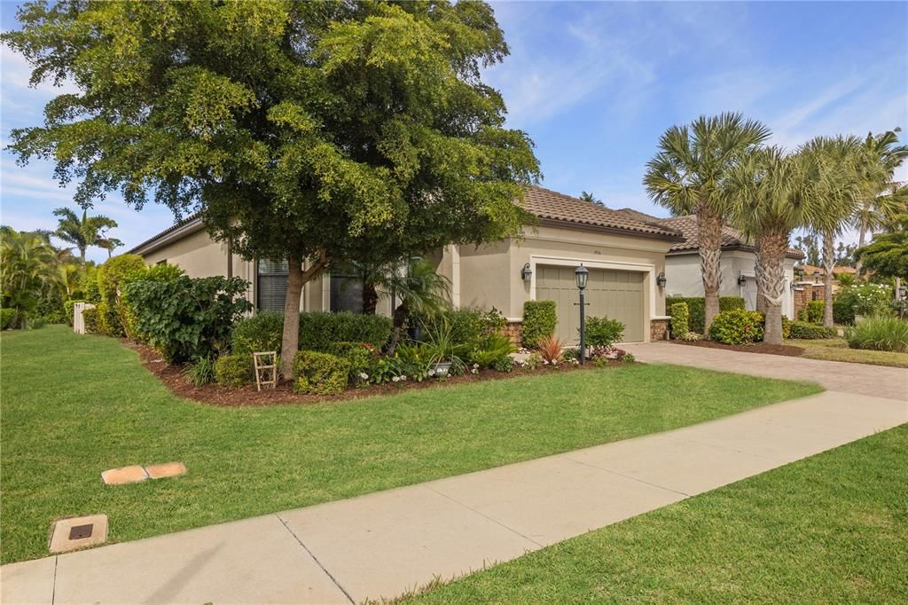 For Sale: $1,089,000 (3 beds, 3 baths, 2323 Square Feet)