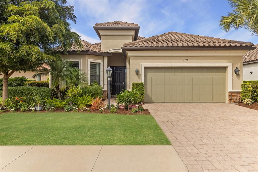 For Sale: $1,089,000 (3 beds, 3 baths, 2323 Square Feet)