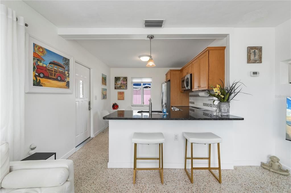 待售: $275,000 (2 贝兹, 1 浴室, 768 平方英尺)