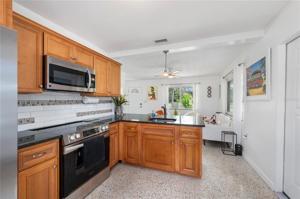 待售: $275,000 (2 贝兹, 1 浴室, 768 平方英尺)