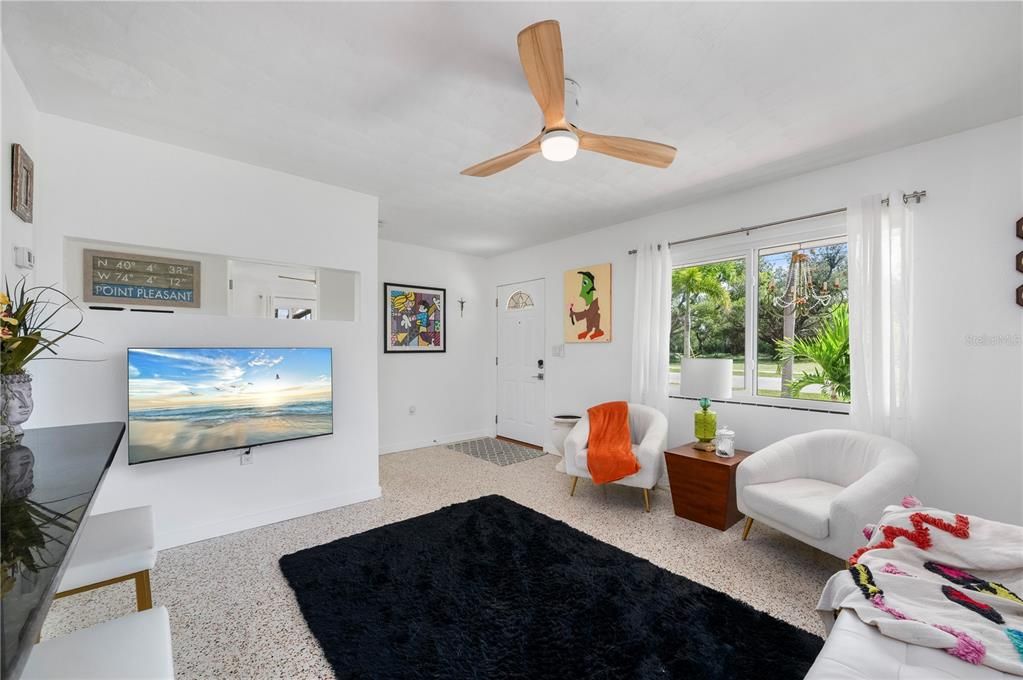 待售: $275,000 (2 贝兹, 1 浴室, 768 平方英尺)