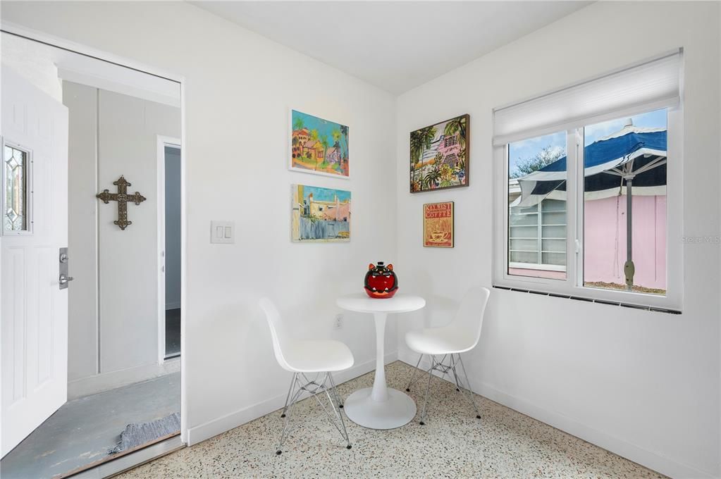 待售: $275,000 (2 贝兹, 1 浴室, 768 平方英尺)