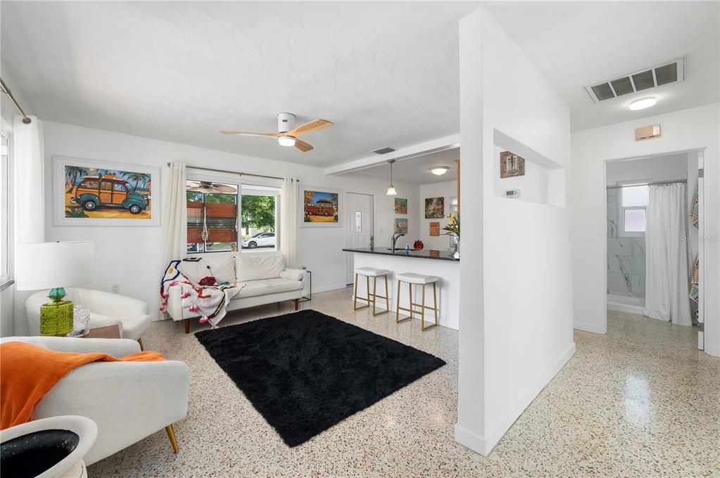 待售: $275,000 (2 贝兹, 1 浴室, 768 平方英尺)