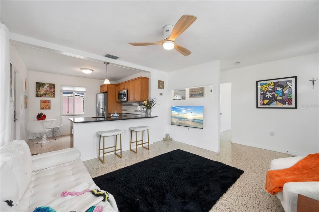 待售: $275,000 (2 贝兹, 1 浴室, 768 平方英尺)