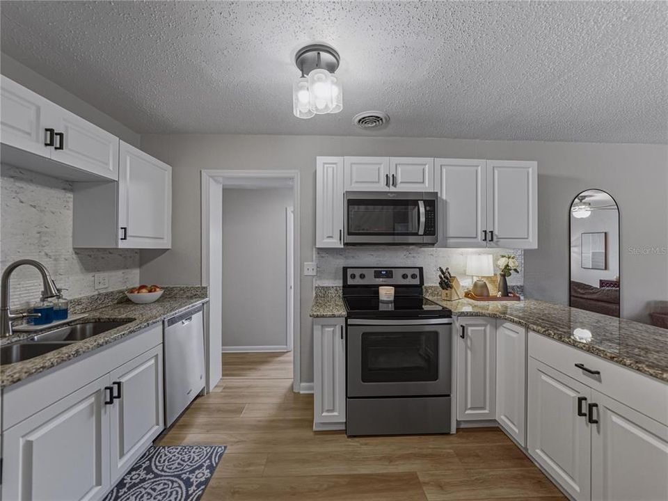 На продажу: $334,900 (4 спален, 2 ванн, 1722 Квадратных фут)