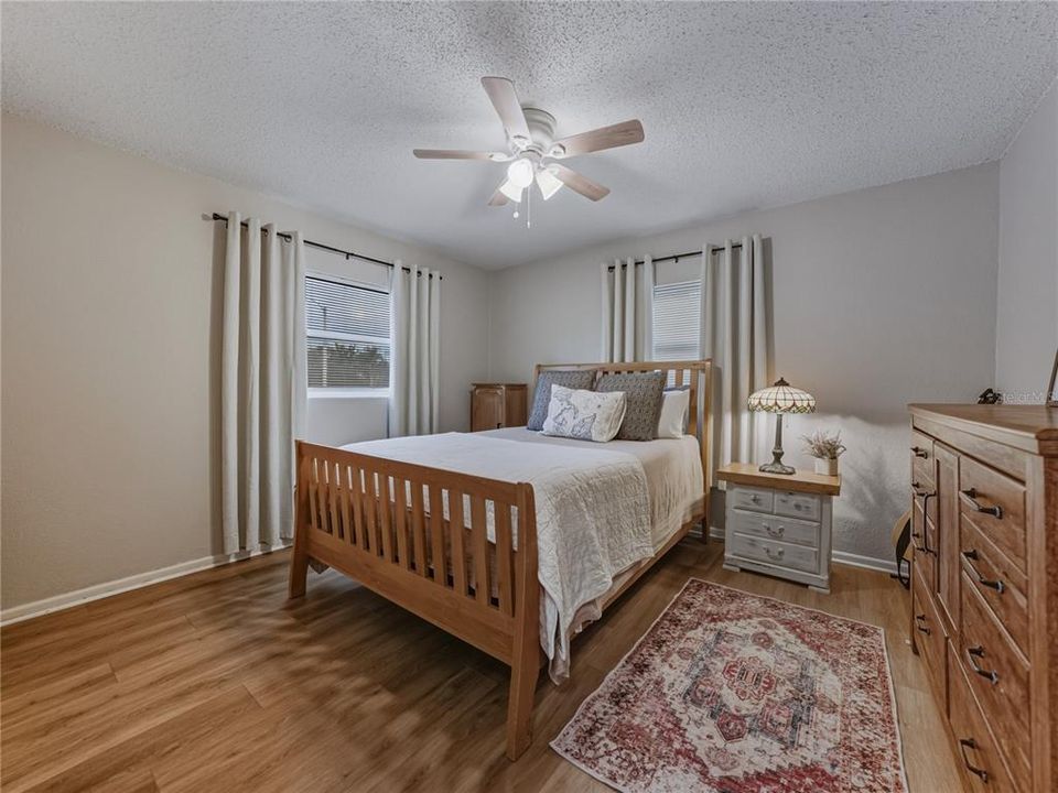 На продажу: $334,900 (4 спален, 2 ванн, 1722 Квадратных фут)