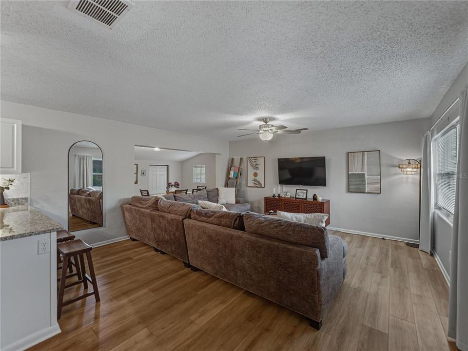 На продажу: $334,900 (4 спален, 2 ванн, 1722 Квадратных фут)