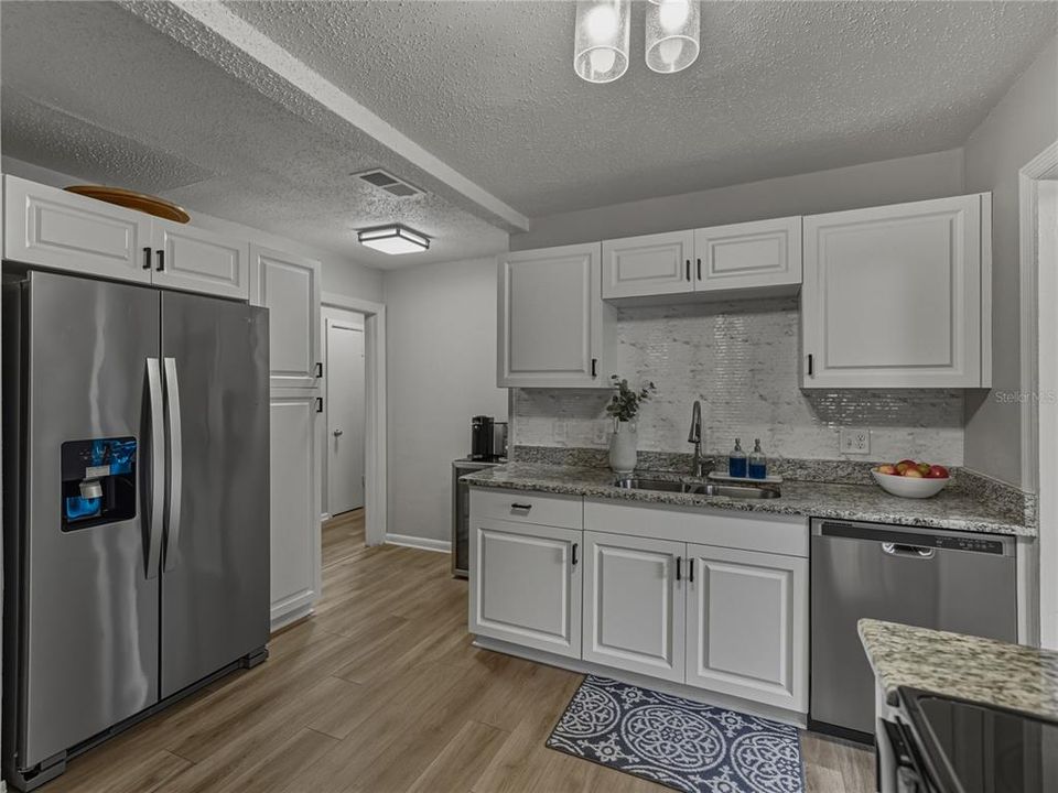 На продажу: $334,900 (4 спален, 2 ванн, 1722 Квадратных фут)