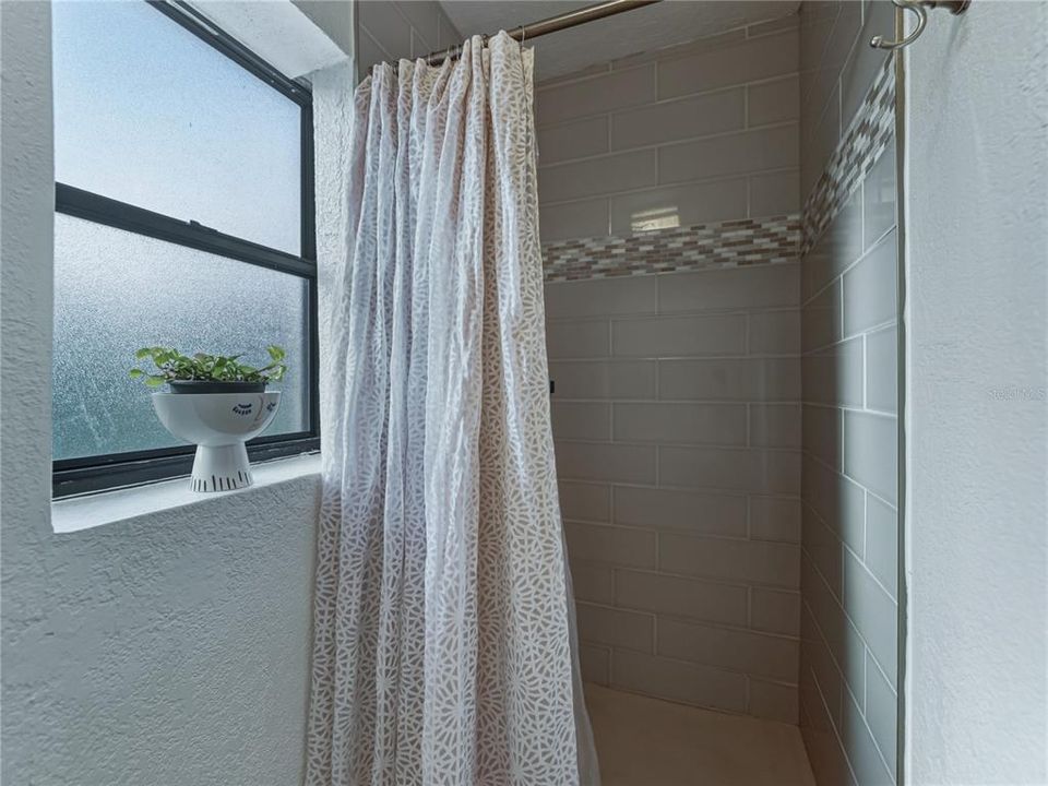 На продажу: $334,900 (4 спален, 2 ванн, 1722 Квадратных фут)