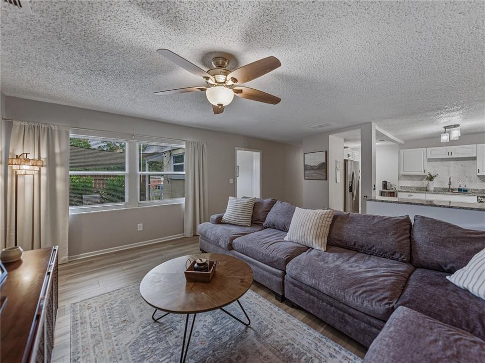 На продажу: $334,900 (4 спален, 2 ванн, 1722 Квадратных фут)