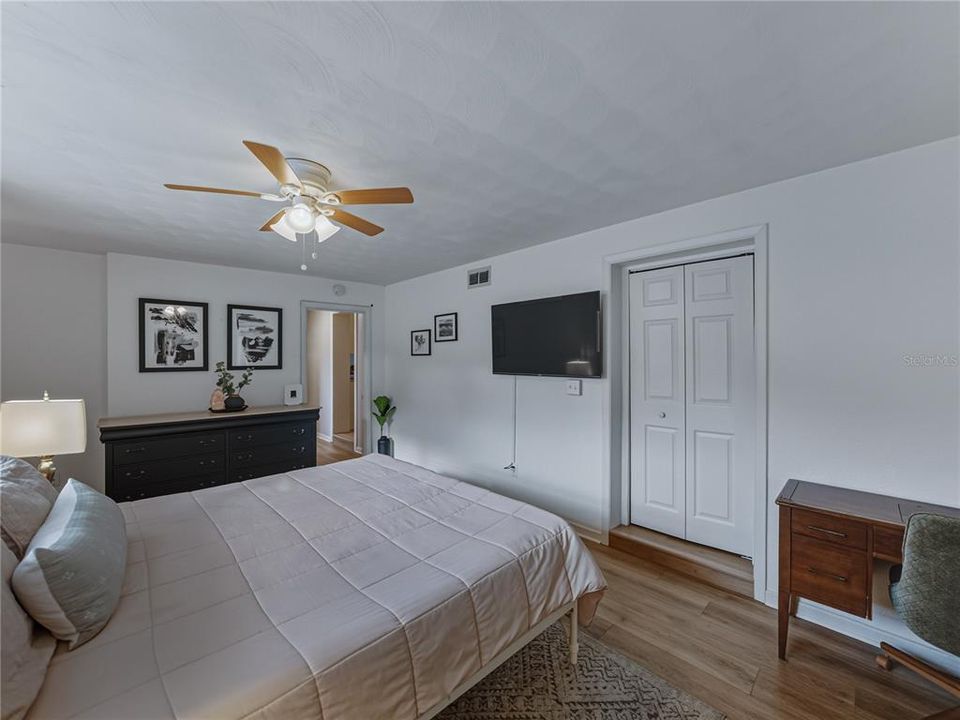 На продажу: $334,900 (4 спален, 2 ванн, 1722 Квадратных фут)