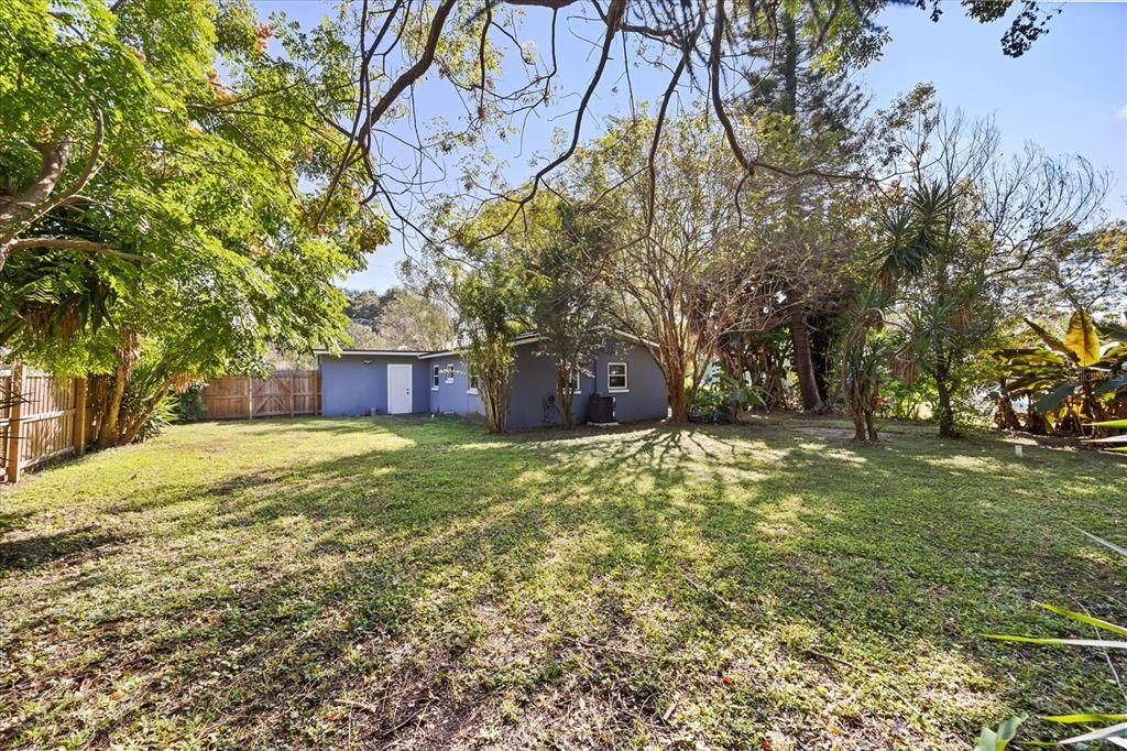 合同活跃: $274,999 (2 贝兹, 1 浴室, 888 平方英尺)