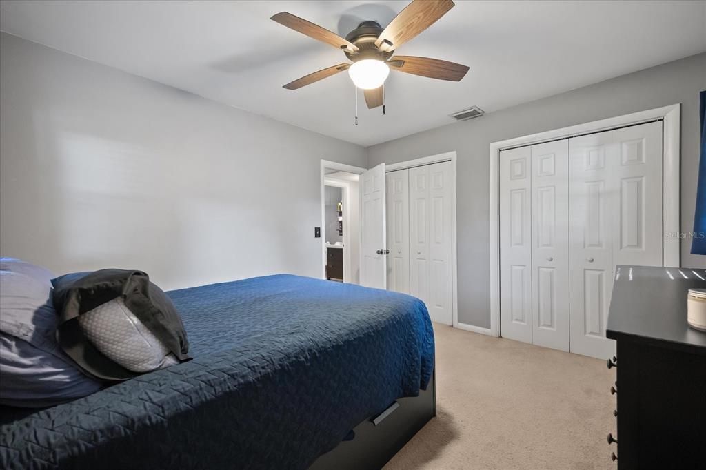 合同活跃: $274,999 (2 贝兹, 1 浴室, 888 平方英尺)