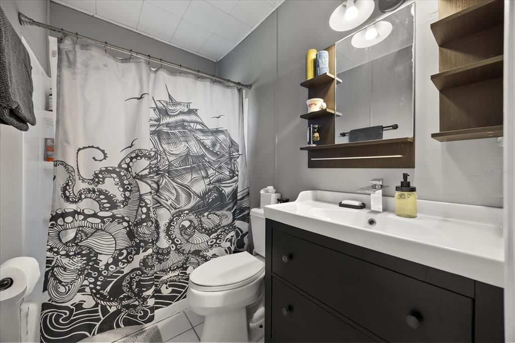 合同活跃: $274,999 (2 贝兹, 1 浴室, 888 平方英尺)