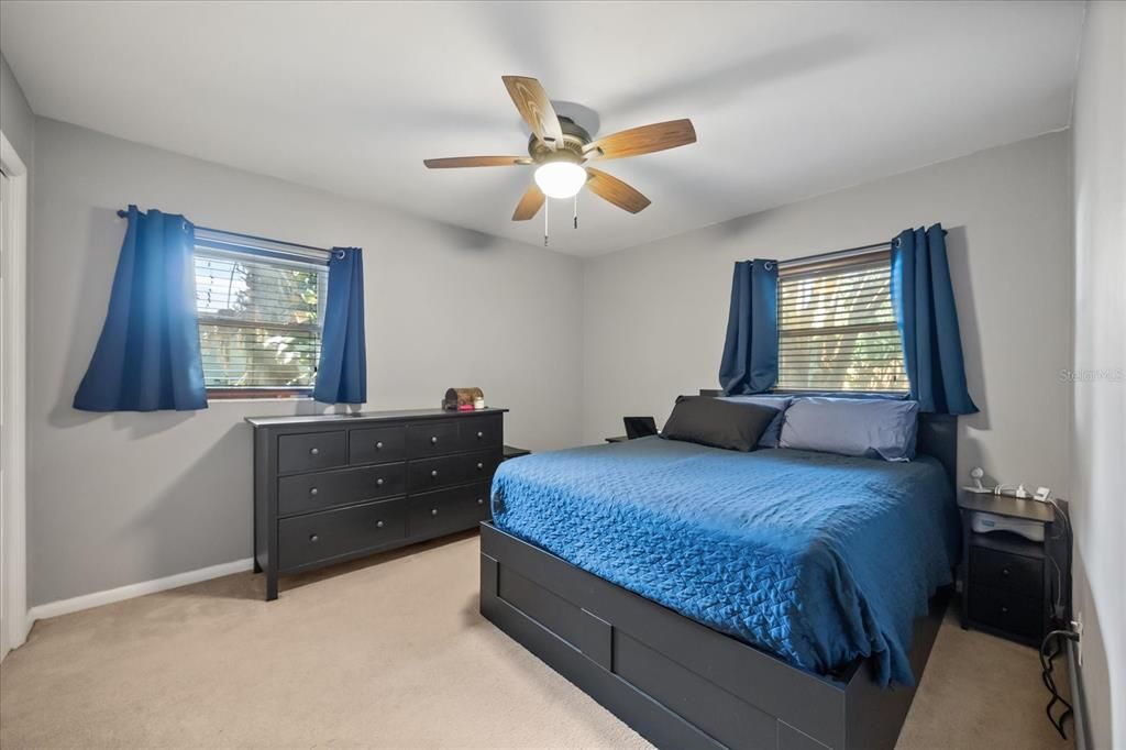 合同活跃: $274,999 (2 贝兹, 1 浴室, 888 平方英尺)