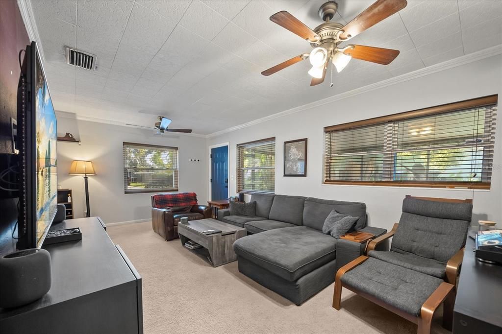 合同活跃: $274,999 (2 贝兹, 1 浴室, 888 平方英尺)