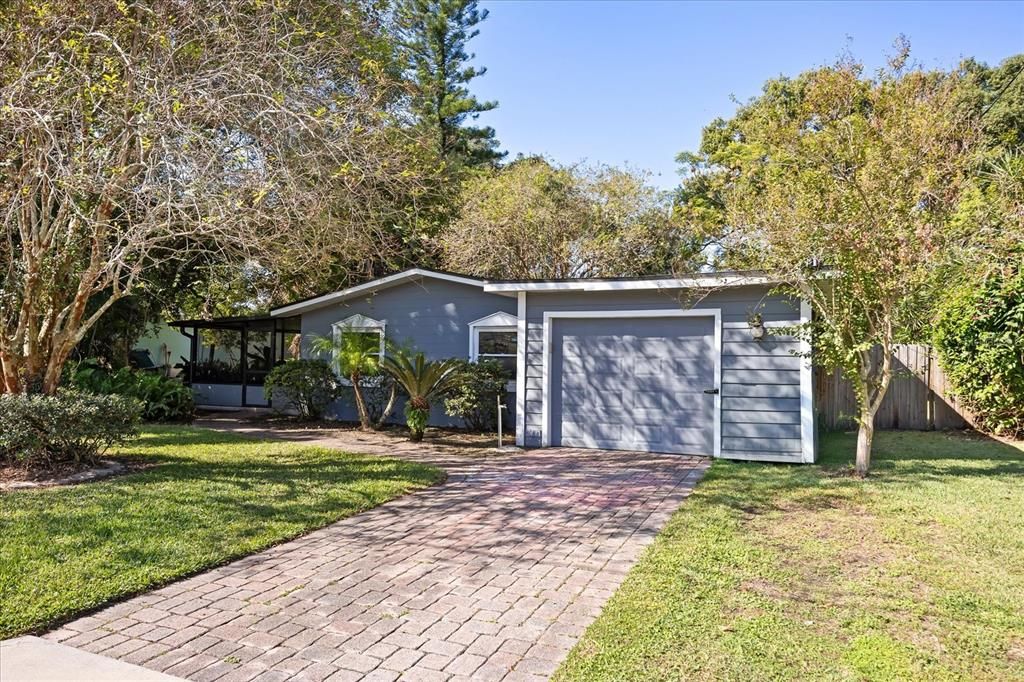 合同活跃: $274,999 (2 贝兹, 1 浴室, 888 平方英尺)