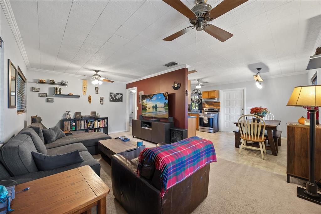 合同活跃: $274,999 (2 贝兹, 1 浴室, 888 平方英尺)