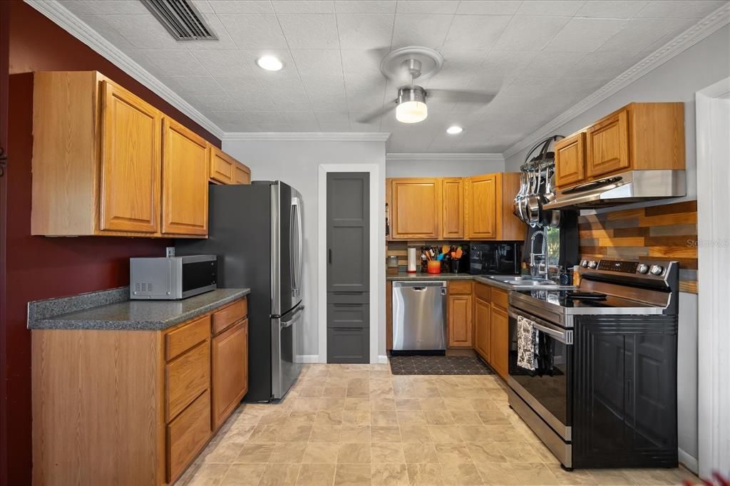 合同活跃: $274,999 (2 贝兹, 1 浴室, 888 平方英尺)